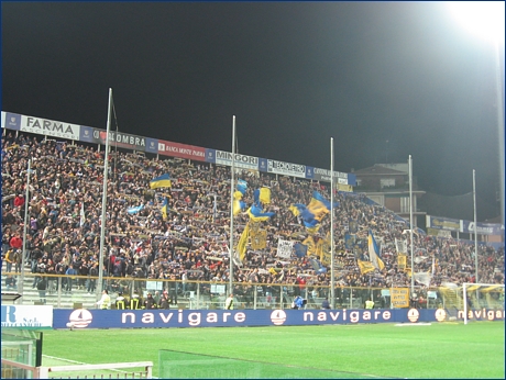 BOYS, Curva Nord di Parma. Sciarpe e bandiere