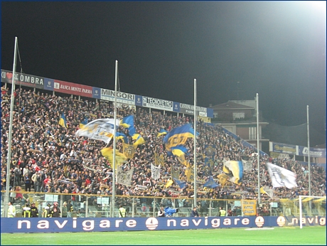 BOYS, Curva Nord di Parma. Sciarpe e bandiere