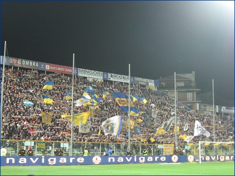 BOYS, Curva Nord di Parma. Sciarpe e bandiere