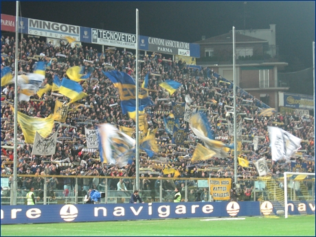 BOYS, Curva Nord di Parma. Sciarpe e bandiere