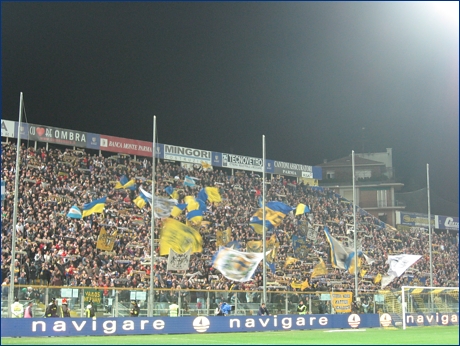 BOYS, Curva Nord di Parma. Sciarpe e bandiere