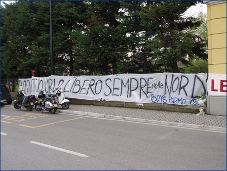 Striscione BOYS: ''Bagna il tuo urlo libero sempre nella Nord - Boys Parma 1977'', in p.le Allende