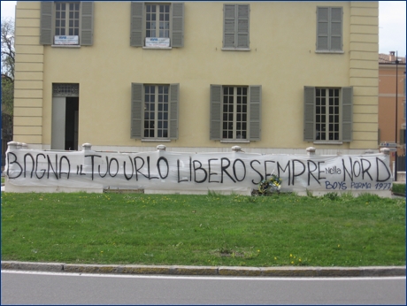 Striscione BOYS: ''Bagna il tuo urlo libero sempre nella Nord - Boys Parma 1977'', al Petitot di p.le Risorgimento