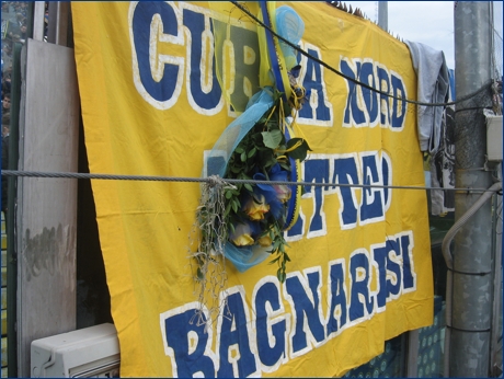 BOYS, Curva Nord di Parma. Fiori sullo striscione ''Curva Nord Matteo Bagnaresi''