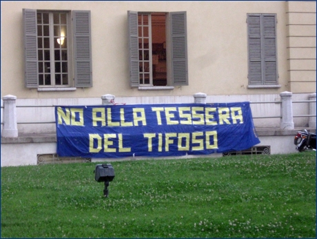 Striscione BOYS al Petitot di p.le Risorgimento: ''No alla Tessera del Tifoso''