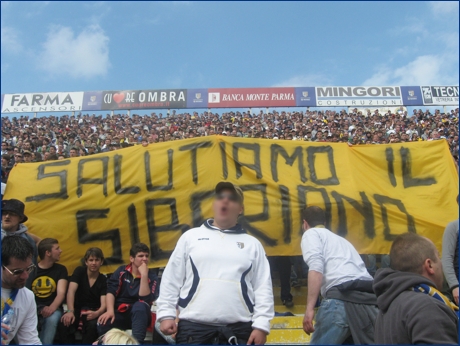 BOYS, curva nord di Parma. Striscione: ''Salutiamo il Siberiano''