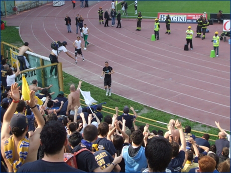 I giocatori del Parma sotto il settore ospiti salutano i tifosi crociati e lanciano le maglie