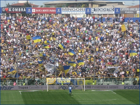 BOYS, curva nord di Parma. Il nostro tifo. Bandiere e sciarpe