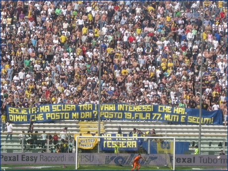 BOYS, curva nord di Parma. Striscione: ''Societ: ma scusa tra i vari interessi che hai, dimmi che posto mi dai? Posto 19, fila 77, muti e seduti!''