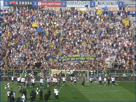 La squadra festeggia sotto la curva nord