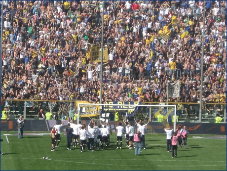 La squadra festeggia sotto la curva nord