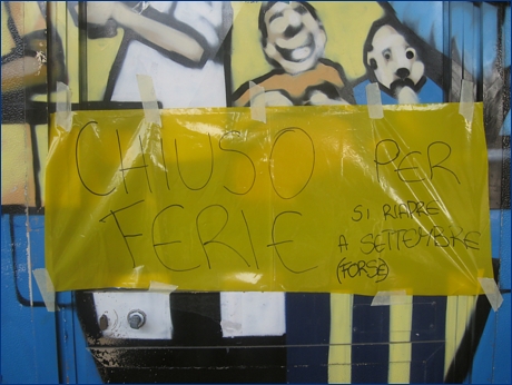 Cartello sul botteghino Boys di curva nord: ''Chiuso per ferie. Si riapre a settembre (forse)''