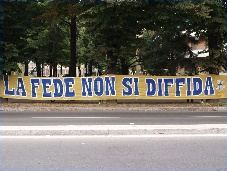 Striscione BOYS in viale Partigiani: ''La fede non si diffida''