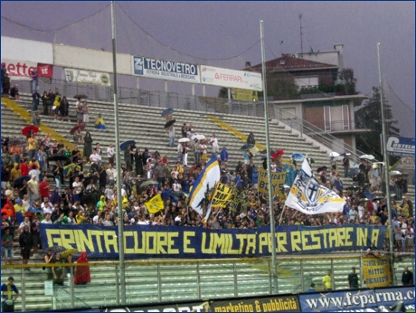 BOYS PARMA 1977, striscione in Curva Nord: ''Grinta, cuore e umilt per restare in A''