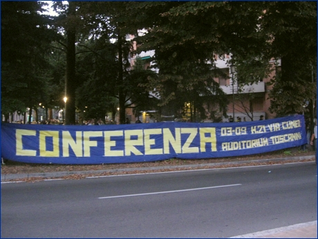 Striscione BOYS in viale Partigiani: ''Conferenza 03-09 H. 21 via Cuneo, auditorium Toscanini''