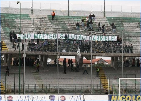 Striscione 'Ciao Matteo salutaci Gabriele!'