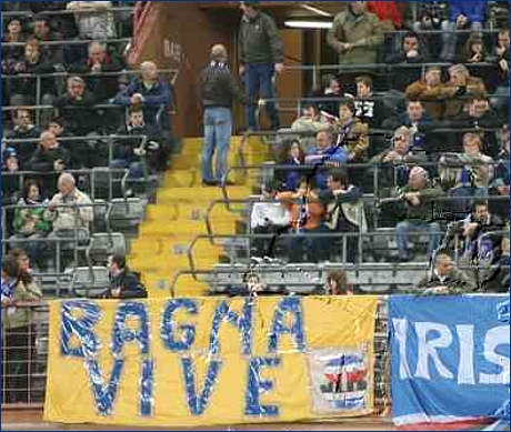 Striscione 'Bagna vive'