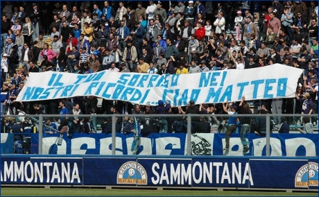 Striscione 'Il tuo sorriso nei nostri ricordi... Ciao Matteo'