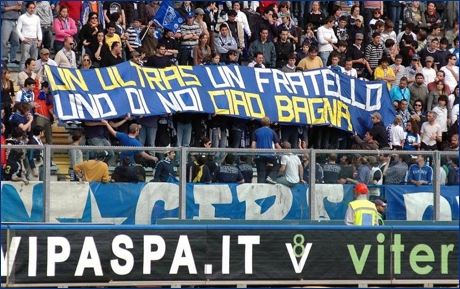 Striscione 'Un ultras, un fratello, uno di noi. Ciao Bagna'