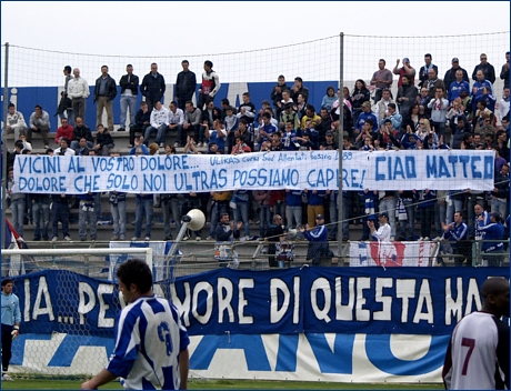 Striscione 'Vicini al vostro dolore... Dolore che solo noi ultras possiamo capire! Ciao Matteo - Ultras Curva Sud Allentati Fasano 1988'