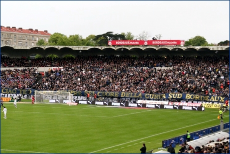 Striscione 'Ciao Teo, sarai sempre nel cuore della Curva Sud Bordeaux'