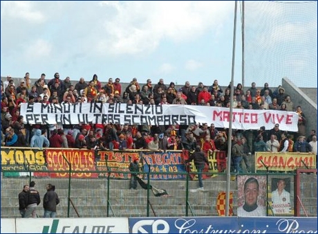 Striscione '5 minuti in silenzio per un ultras scomparso. Matteo vive'