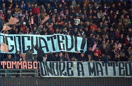 Striscione 'Onore a Matteo'