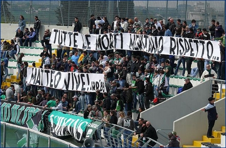 Striscione: 'Tutte le morti meritano rispetto... Matteo vive! Irr'89'