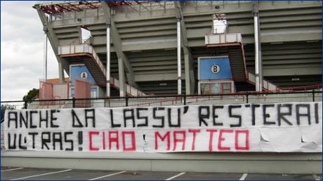 Striscione 'Anche da lass resterai ultras! Ciao Matteo'