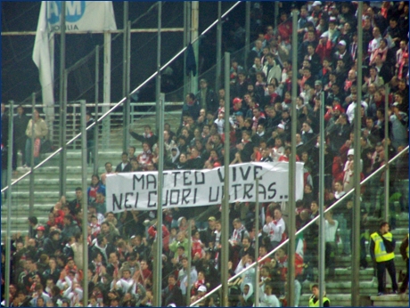 Striscione 'Matteo vive nei cuori ultras...'