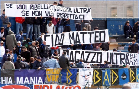 Striscione: 'Se vuoi ribellarti diventa ultr, se non vuoi rispettaci. Ciao Matteo ragazzo ultr - B.F. CV'