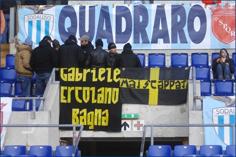 Striscione: ''Gabriele, Ercolano, Bagna''