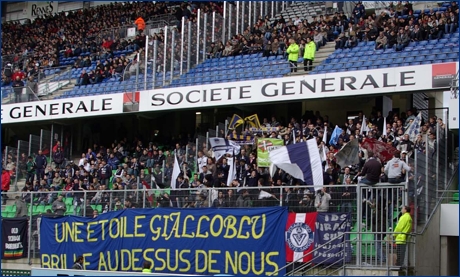 Striscione 'Une etoile gialloblu brille audessus de nous'