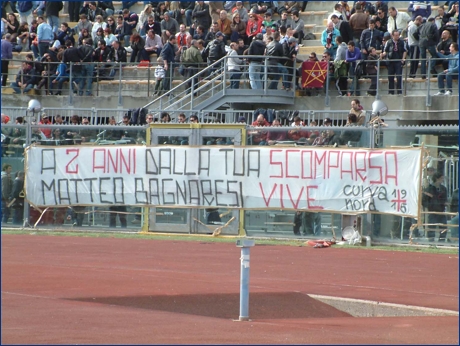 Striscione ''A 2 anni dalla tua scomparsa. Matteo Bagnaresi vive. Curva Nord 1915''