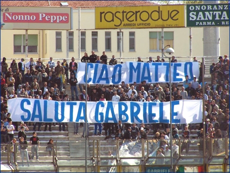 Striscioni: 'Ciao Matteo' e 'Saluta Gabriele'