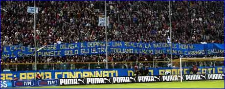 PARMA 13-10-2004, Italia-Bielorussia. Striscione BOYS: 'Il calcio scommesse dilaga, il doping  una realt, la nazionale non va... Ma il sistema punisce solo gli Ultr. Togliamo il calcio dalle mani di Carraro e Galliani'