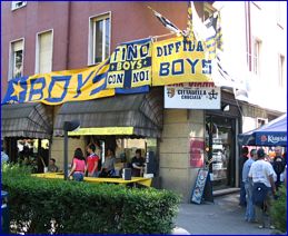 Striscioni BOYS sul Bar Gianni