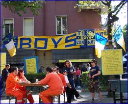 Striscioni BOYS sul Bar Gianni