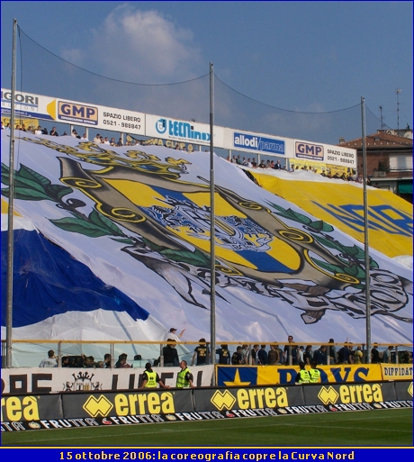 15 ottobre 2006: la coreografia copre la Curva Nord