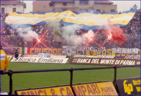 I BOYS, in Nord, salutano il nuovo allenatore, Giampietro Vitali, con lo striscione: 'Auguri Vitali'