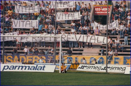 La Nord mostra tanti striscioni bianchi, tutti recanti la scritta 'Vitali'. Al centro un chiaro messaggio: 'Per sempre Vitali'