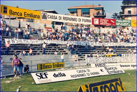 Curva Nord, PARMA. Un lungo striscione recita 'Insieme si pu tornare grandi: mister non ci lasciare'