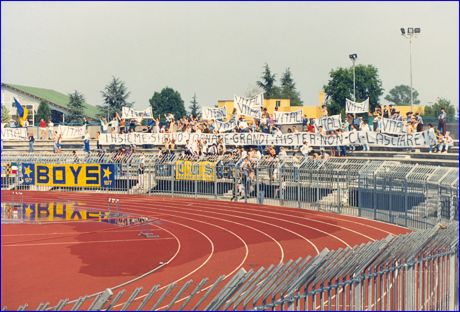 Curva ospiti, Piacenza. Il lungo striscione 'Insieme si pu tornare grandi: mister non ci lasciare'  esposto, attorniato da tanti altri striscioni su cui spicca la scritta: 'Vitali'