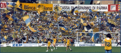 Bandiere al vento in Curva Nord