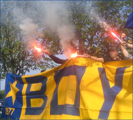 Striscione BOYS e torce al Centro Sportivo di Collecchio