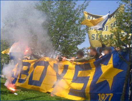 Striscione BOYS, due aste 'Rispetto per noi che ci siamo' e torce, al Centro Sportivo di Collecchio