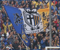 Bandiera dei BOYS sventola nella Curva Nord di Parma