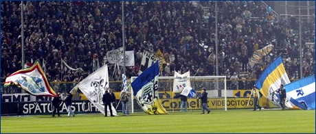 Stagione 2002/03. Parmigiani ed empolesi sventolano le loro insegne davanti alla Curva Nord del Tardini