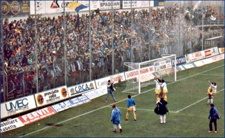 30-12-1989 Il Parma ha vinto a Reggio Emilia e i giocatori festeggiano davanti al settore dei BOYS