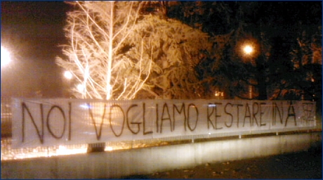 Striscione 'Noi vogliamo restare in Serie A', appeso davanti a Villa Ducale